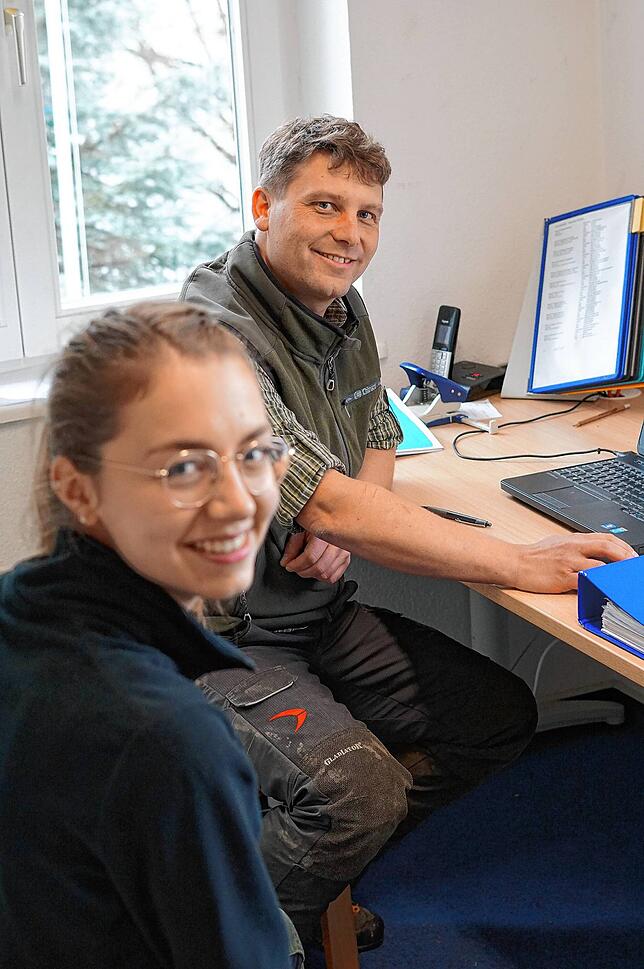 Revierförster Tobias Müller und Försterin Rebecca Göttel.