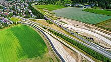 Die Baustelle an der B33: Links oben ist Allensbach mit der Konstanzer Straße zu sehen. Oberhalb der B33-Fahrbahn verläuft die ...