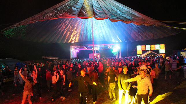 Unter dem Fallschirm tanzten die Besucher des Parachoute-Festivals in Dettighofen bis in die Morgenstunden. Bild: Ingrid Ploss