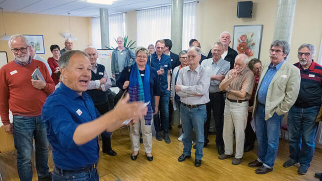 Abstimmung mit den Füßen: Hans-Peter Storz (vorne) lässt seine Genossen im Viereck laufen, wobei jede Ecke für die Position bei einem ...