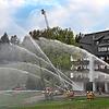 Beim Hotel &bdquo;Schöne Aussicht&ldquo; haben sich die Feuerwehren aus Schonach und Hornberg zur Löschprobe getroffen.