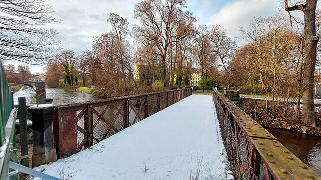 Eine unberührte Schneedecke auf der Brücke über die Brigach.