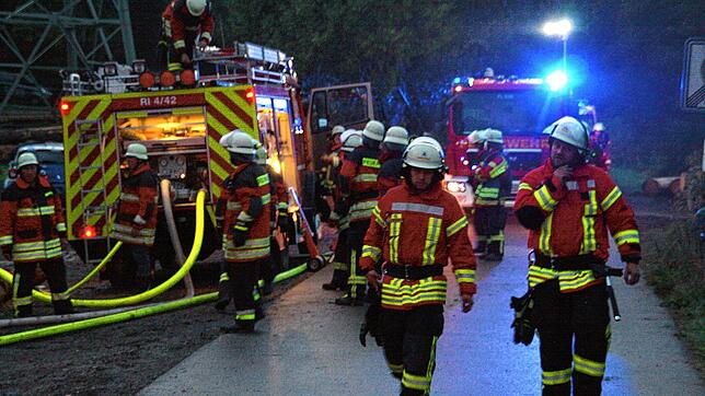 Die Feuerwehr konnte nach dem Blitzeinschlag in Egg Schlimmeres verhindern und bekommt den Brand in einer Sägerei schnell unter ...