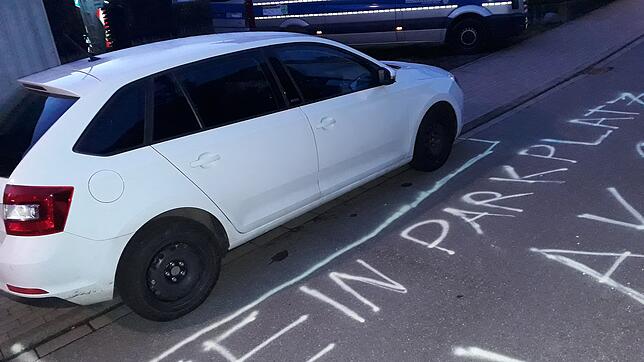 Bild : Ein Anwohner kämpft gegen einen Falschparker - mit einer Sprühdose