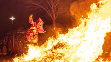 Ein Höhepunkt am Fasnachtsfreitag: die Sprünge der Fire-Socks-Hexen über das Hexenfeuer auf dem Festhallenplatz, wie hier 2023. ...