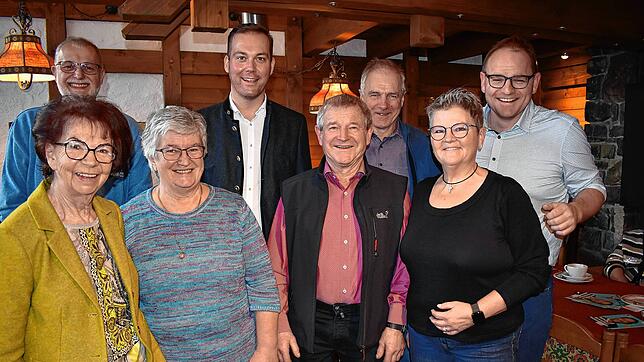 Beim Neujahrskaffee des CDU-Gemeindeverbands Ühlingen-Birkendorf dankt die Vorsitzende Gabriele Schmidt (vorn, Zweite von links) ...