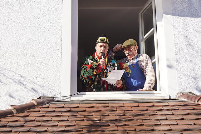 Dettingens Ortsvorsteher Roger Tscheulin (rechts) in der Rolle des Meister Eders ist nicht so glücklich über Amtsübergabe an ...