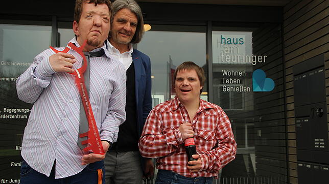 Die "Haus am Teuringer"-Bewohner Marc Goreki (links) und Thorsten Magida (rechts) mit BBF-Leiter Markus Schababerle. Goreki hält den ...