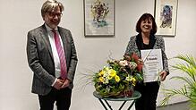 Gernot Schultheiß, Leitender Schulamtsdirektor des Staatlichen Schulamtes Albstadt, verabschiedete Eleonore Wiehl in den Ruhestand.