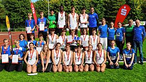 Die Trainer freuen sich mit ihren Athleten bei der Siegerehrung über die Erfolge der vier Teams aus dem Bezirk Hegau-Bodensee.