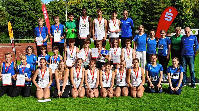 Die Trainer freuen sich mit ihren Athleten bei der Siegerehrung über die Erfolge der vier Teams aus dem Bezirk Hegau-Bodensee.