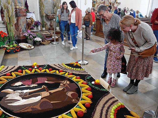 Der Erntedank- Kirchenschmuck &ndash; hier das Mosaikbild am Hauptaltar &ndash; kann noch bis einschließlich nächsten Sonntag besichtigt ...