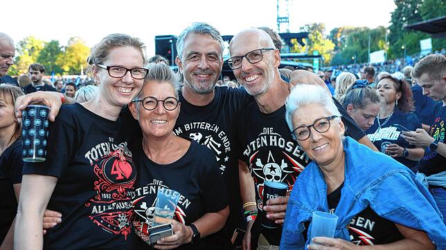 Bild : Die Toten Hosen geben sich in Konstanz die Ehre. Fotos aus dem ausverkauften Stadion