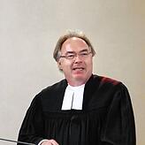 &bdquo;Ich möchte mich zuhause mit meiner Familie einfach sicher fühlen&ldquo;, sagt Pfarrer Hans-Georg Ulrichs.