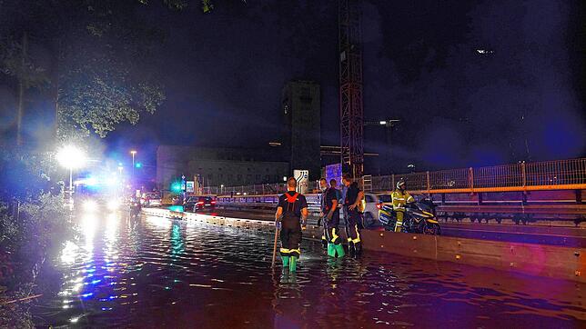 Stuttgart am Samstag: Am Stuttgarter Hauptbahnhof war die Schillerstrasse erneut überflutet, die Feuerwehr konnte den Gully nicht frei ...