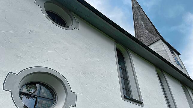 Das Loch im Fenster der St. Nikolauskriche erinnert an den nächtlichen Besuch einer Frau, die die Kirche über das Loch in der Scheibe ...