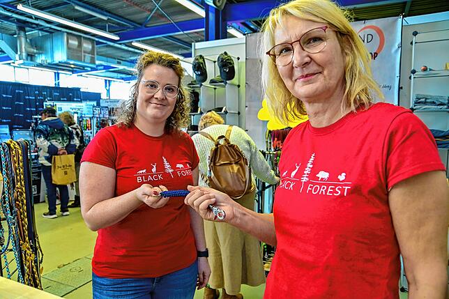 Mit der Erfindung von Linda Straub (links) und Marion Burkau soll das Genick bei Hunden beim ruckartigen Ziehen an der Leine durch den ...