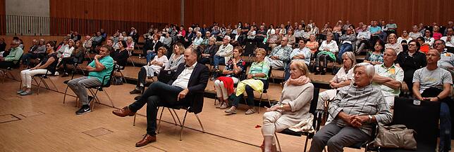 Gut organisiert: Die Besucher kommen sich beim Gesprächsabend mit Boris Palmer nicht zu nahe.
