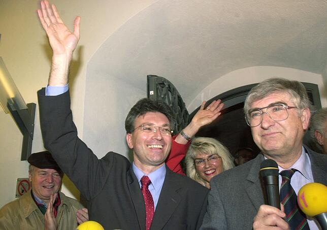 Der noch amtierende Oberbürgermeister der Stadt Freiburg, Rolf Böhme, präsentiert am 5. Mai 2002 seinen Nachfolger, den Grünen Dieter ...