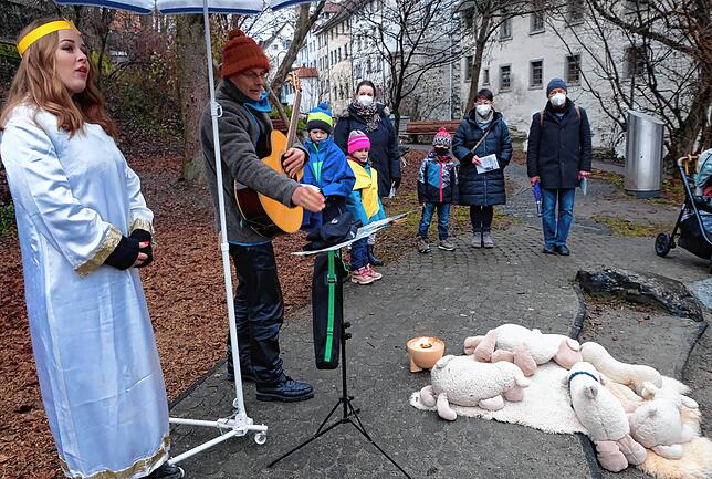 &bdquo;Vom Himmel hoch da komm ich her…&ldquo;: Am Spielplatz beim Kinderkreis sang der Engel (Hannah Klusmann) den Hirten, begleitet an ...
