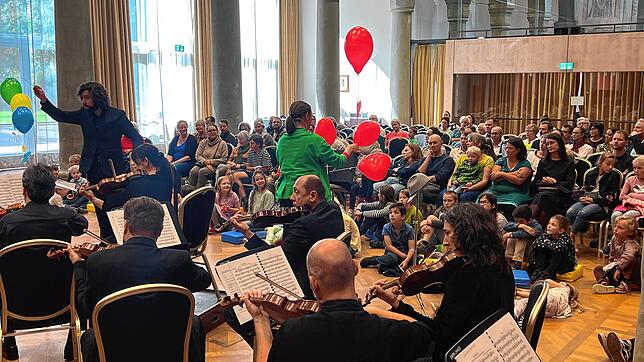 (Archivbild) Arbeit an der Zukunft: Hier entführt die Südwestdeutsche Philharmonie mit Dirigent Eduardo Browne gemeinsam mit ...