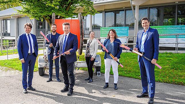 Freuen sich über den Startschuss für den Breitbandausbau in Ettenkirch (von links): Alexander-Florian Bürkle, Geschäftsführer Stadtwerk ...