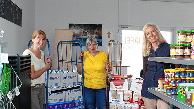 Sie arbeiten zusammen, um Bedürftigen in Stockach zu helfen: Margot Kammerlander, Leiterin der Tafel Stockach, mit Ute Kohlman, ...