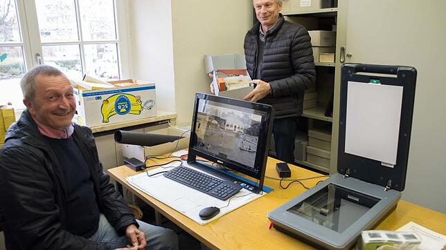 Viele Kartons voller alter Fotos, Negative und Dias warten noch darauf, von Peter Daniel (links) gesichtet und digitalisiert zu werden. ...