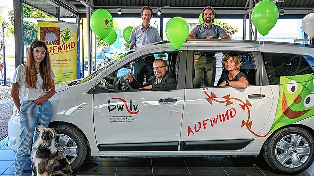Das Aufwindmobil kann Fahrt aufnehmen: Darüber freuen sich (von links) Jana Klaiber, Christian Denecke (beide Fachstelle Sucht) Arnulf ...
