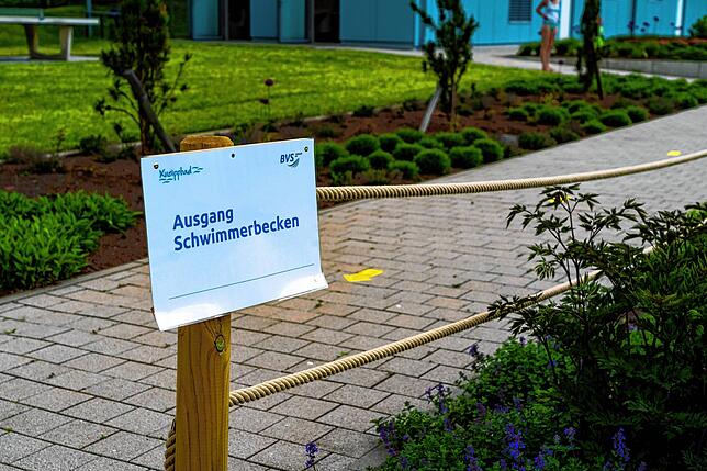Die Ein- und Ausgänge sind genau festgelegt und gut ausgeschildert. Die hässlichen Bauzäune aus dem letzten Jahr sind nun auch einer ...