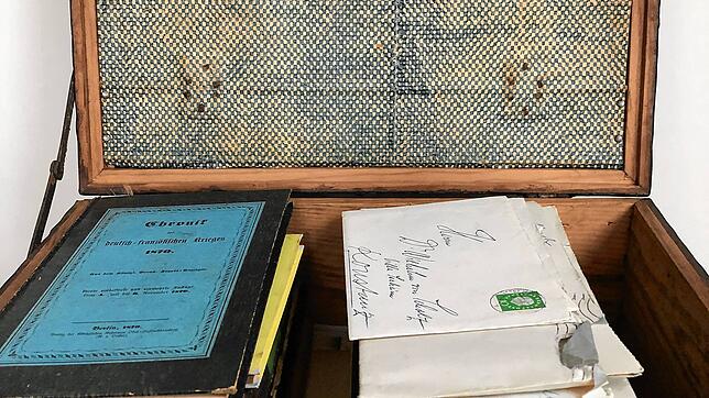 In dieser Kiste lagerten die Briefe, Bücher und Zeitungsausschnitte, die der Besitzer des Schlosses Seeheim, Eberhard Teufel, in der ...