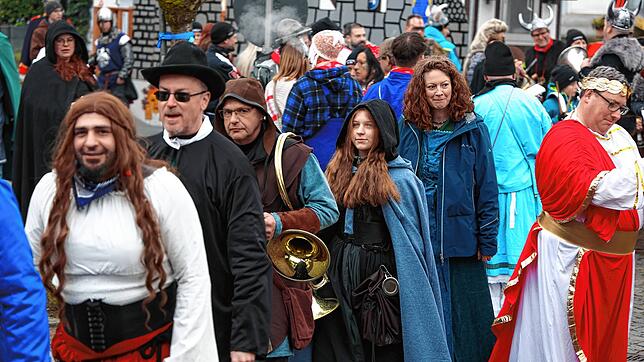 Bild : Rathaussturm in Moos: Gemeinde wehrt sich als römische Armee – Die Bilder vom Fasnacht-Spektakel!