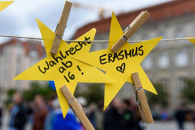 Eine „Pulse of Europe“-Kundgebung in Berlin: Im Bild sind zwei gelbe Sterne mit der Aufschrift Wahlrecht ab 16! und Erasmus ...
