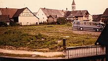 Solche freie Plätze wie der Hegauplatz circa im Jahr 1980 gibt es heute kaum noch im Ortskern. Es wurde weiter im Innenbereich verdichtet.