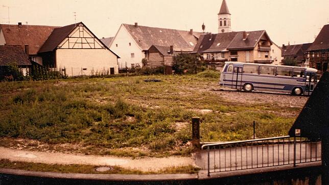 Solche freie Plätze wie der Hegauplatz circa im Jahr 1980 gibt es heute kaum noch im Ortskern. Es wurde weiter im Innenbereich verdichtet.