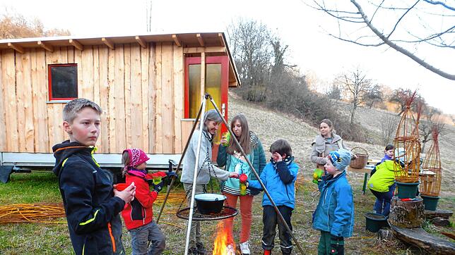 Kinder der Naturerfahrungsgruppe BUND-Spechte im Liederbachbiotop beim Bauwagen, der in Eigenarbeit für deren Treffen angefertigt wurde. ...