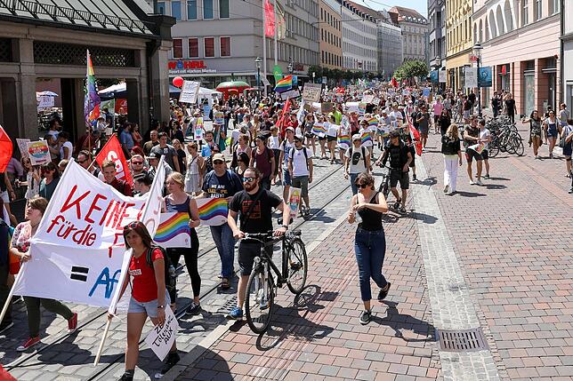 Die Angst vor Krawall war wochenlang in Augsburg spürbar, die bayerische Polizei holte sich Hilfe aus anderen Bundesländern. Letztlich ...