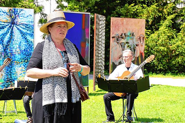 Vera Flötenmeyer-Löbe führt in die Freiluft-Ausstellung der Singener Maler ein. Im Hintergrund Werner Klinghoff, Leiter des Ensembles ...