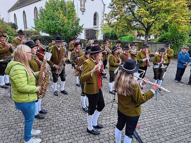 Die Trachtenkapelle Oberteuringen spielte zur Verkündung des Ergebnisses vor dem Rathaus auf.