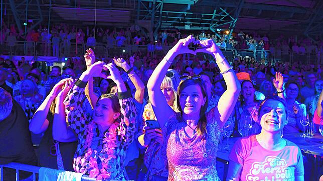 Bild : Die schönsten Fotos der Schlagerrevue am Samstag (1): 1200 Zuschauer singen und tanzen mit