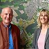 Sie gestalten die Gemeinde mit: Der ehemalige Bauamtsleiter Bernd Caldart und die neue Bauamtsleiterin Corinne-Cathleen Jahn vor einem ...