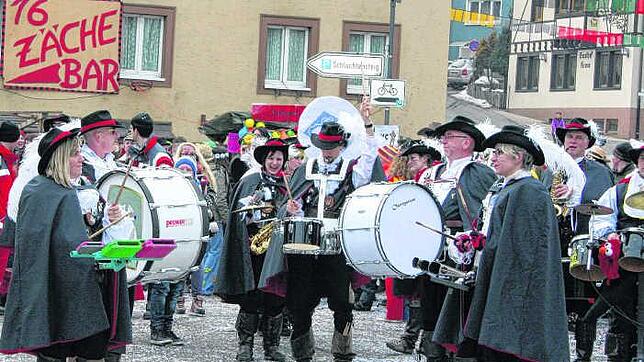 Die Röllimusik Stühlingen tritt nur am Fasnachtsmontag und beim Hemdglunkerumzug am schmotzigen Donnschtig in Erscheinung.