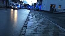 Winterlingen: Mehrere Fahrzeuge der Polizei stehen mit Blaulicht vor einem Haus. Bei einem mutmaßlichen Familiendrama im ...