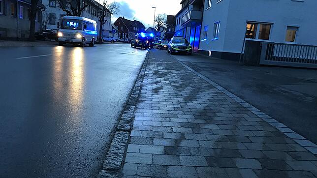 Winterlingen: Mehrere Fahrzeuge der Polizei stehen mit Blaulicht vor einem Haus. Bei einem mutmaßlichen Familiendrama im ...