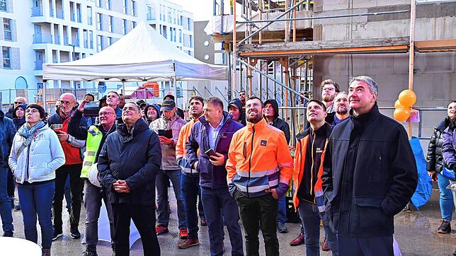 Die an der Rohbauerstellung beteiligten Unternehmen und Mitarbeiter feiern Richtfest für den zweiten Bauabschnitt auf dem Saba-Gelände. ...