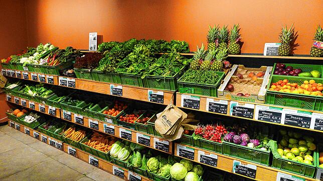 Frisches Obst und Gemüse &ndash; teilweise ebenfalls vom Lehenhof &ndash; wird appetitlich präsentiert und findet viele Kunden.