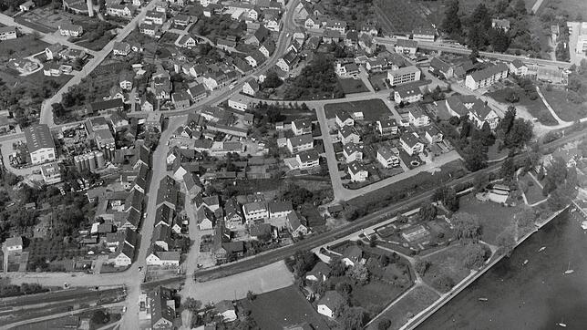Dieses Foto ist aus dem Oktober 1974. Unten in der Mitte ist das Zollhaus.