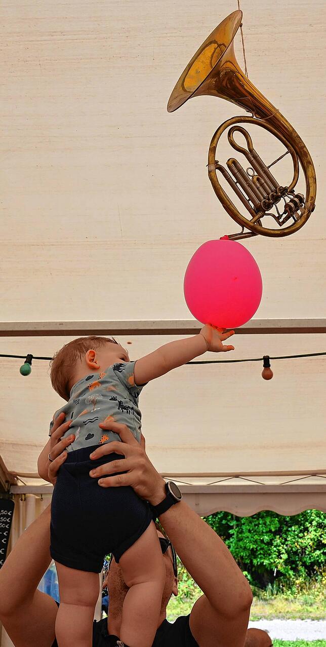 Mit Zukunft: Die nächste Musikergeneration greift im Festzelt bereits in Richtung Waldhorn, ist vorerst aber noch vom bunten Luftballon ...