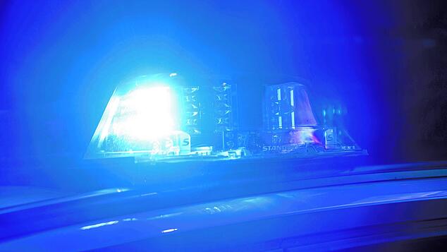 Ein Polizeiauto mit eingeschaltetem Blaulicht (Symbolbild). Auf der B314 bei Wutöschingen ereignete sich ein schwerer Unfall mit vier ...