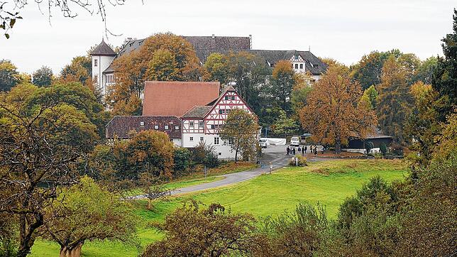 Schloss Hohenfels liegt rund einen Kilometer vom Hohenfelser Ortsteil Kalkofen entfernt. Es wird zurzeit in ein Tagungszentrum umgebaut. ...